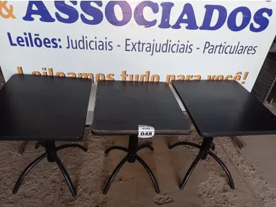 LOTE 048 - 03 MESAS DE MADEIRA E PÉS DE FERRO MEDIDAS VARIADAS. (NO ESTADO, NÃO SABEMOS SE FUNCIONA. LEILÃO NÃO TEM GARANTIA E NEM DEVOLUÇÃO).
