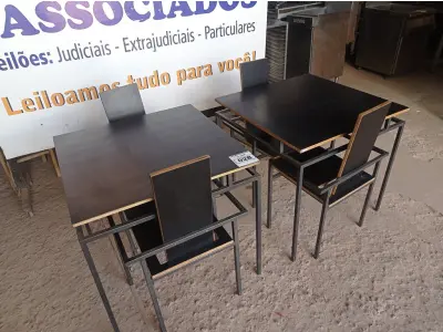 LOTE 028 - 02 MESAS DESIGN ARROJADO COM TAMPO DE MADEIRA E PÉS DE FERRO COM 04 CADEIRAS MEDINDO 80CMX80CM. (NO ESTADO, NÃO SABEMOS SE FUNCIONA. LEILÃO NÃO TEM GARANTIA E NEM DEVOLUÇÃO).