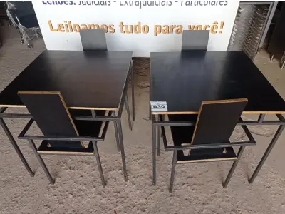 LOTE 030 - 02 MESAS DESIGN ARROJADO COM TAMPO DE MADEIRA E PÉS DE FERRO COM 04 CADEIRAS MEDINDO 80CMX80CM. (NO ESTADO, NÃO SABEMOS SE FUNCIONA. LEILÃO NÃO TEM GARANTIA E NEM DEVOLUÇÃO).