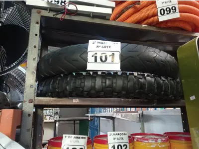 LOTE 101 - 02 PNEUS DE MOTO. (NO ESTADO) ATENÇÃO! FAZER A VISITAÇÃO ANTES DE ARREMATAR, NÃO SABEMOS SE FUNCIONA. LEILÃO NÃO TEM GARANTIA E NEM DEVOLUÇÃO, SUJEITO A POSSÍVEIS AVARIAS VISÍVEIS/OCULTAS E/OU AUSÊNCIA DE COMPONENTES.