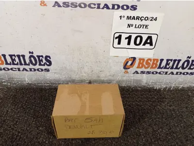 LOTE 110 - 01 BATERIA 20V DE 5AH MARCA DEWALT. (NOVO) (NO ESTADO) ATENÇÃO! FAZER A VISITAÇÃO ANTES DE ARREMATAR, NÃO SABEMOS SE FUNCIONA. LEILÃO NÃO TEM GARANTIA E NEM DEVOLUÇÃO, SUJEITO A POSSÍVEIS AVARIAS VISÍVEIS/OCULTAS E/OU AUSÊNCIA DE COMPONENTES.