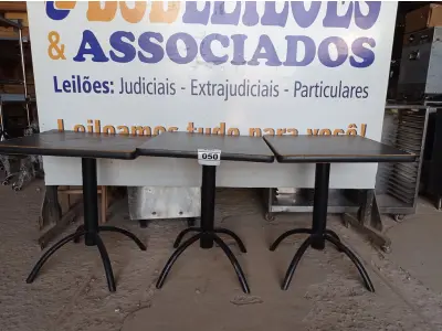 LOTE 050 - 03 MESAS DE MADEIRA E PÉS DE FERRO MEDIDAS VARIADAS. (NO ESTADO, NÃO SABEMOS SE FUNCIONA. LEILÃO NÃO TEM GARANTIA E NEM DEVOLUÇÃO).