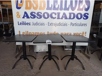 LOTE 049 - 03 MESAS DE MADEIRA E PÉS DE FERRO MEDIDAS VARIADAS. (NO ESTADO, NÃO SABEMOS SE FUNCIONA. LEILÃO NÃO TEM GARANTIA E NEM DEVOLUÇÃO).