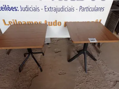 LOTE 067 - 02 MESAS COM TAMPO DE MADEIRA E PÉS DE FERRO MEDINDO 70CMX70CM. (NO ESTADO, NÃO SABEMOS SE FUNCIONA. LEILÃO NÃO TEM GARANTIA E NEM DEVOLUÇÃO).