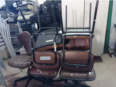 LOTE 551 - 02 CADEIRAS PÉS FIXOS E 03 GIRATÓRIAS. (NO ESTADO) ATENÇÃO! FAZER A VISITAÇÃO ANTES DE ARREMATAR, NÃO SABEMOS SE FUNCIONA. LEILÃO NÃO TEM GARANTIA E NEM DEVOLUÇÃO, SUJEITO A POSSÍVEIS AVARIAS VISÍVEIS/OCULTAS E/OU AUSÊNCIA DE COMPONENTES.
