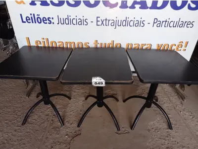 LOTE 049 - 03 MESAS DE MADEIRA E PÉS DE FERRO MEDIDAS VARIADAS. (NO ESTADO, NÃO SABEMOS SE FUNCIONA. LEILÃO NÃO TEM GARANTIA E NEM DEVOLUÇÃO).