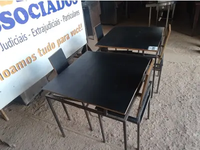 LOTE 030 - 02 MESAS DESIGN ARROJADO COM TAMPO DE MADEIRA E PÉS DE FERRO COM 04 CADEIRAS MEDINDO 80CMX80CM. (NO ESTADO, NÃO SABEMOS SE FUNCIONA. LEILÃO NÃO TEM GARANTIA E NEM DEVOLUÇÃO).