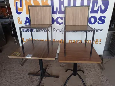 LOTE 051 - 02 MESAS TAMPO DE MADEIRA E PÉS DE FERRO COM 02 CADEIRAS. (NO ESTADO, NÃO SABEMOS SE FUNCIONA. LEILÃO NÃO TEM GARANTIA E NEM DEVOLUÇÃO).
