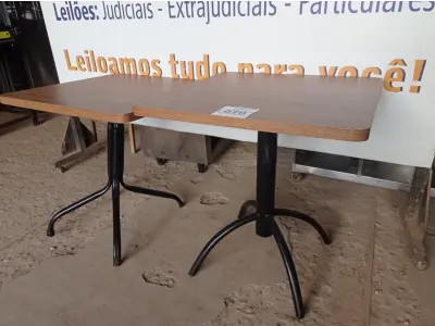 LOTE 070 - 02 MESAS COM TAMPO DE MADEIRA E PÉS DE FERRO MEDINDO 70CMX70CM. (NO ESTADO, NÃO SABEMOS SE FUNCIONA. LEILÃO NÃO TEM GARANTIA E NEM DEVOLUÇÃO).