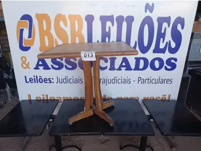 LOTE 013 - 03 MESAS DE MADEIRA COM PÉS DE FERRO MEDIDAS VARIADAS. (NO ESTADO, NÃO SABEMOS SE FUNCIONA. LEILÃO NÃO TEM GARANTIA E NEM DEVOLUÇÃO).