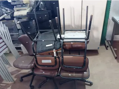 LOTE 551 - 02 CADEIRAS PÉS FIXOS E 03 GIRATÓRIAS. (NO ESTADO) ATENÇÃO! FAZER A VISITAÇÃO ANTES DE ARREMATAR, NÃO SABEMOS SE FUNCIONA. LEILÃO NÃO TEM GARANTIA E NEM DEVOLUÇÃO, SUJEITO A POSSÍVEIS AVARIAS VISÍVEIS/OCULTAS E/OU AUSÊNCIA DE COMPONENTES.