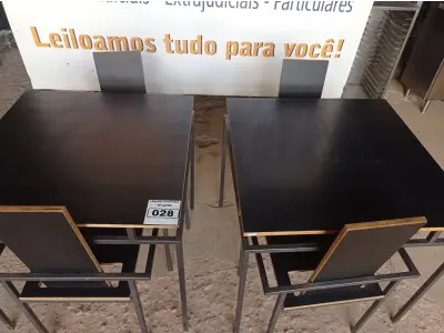 LOTE 028 - 02 MESAS DESIGN ARROJADO COM TAMPO DE MADEIRA E PÉS DE FERRO COM 04 CADEIRAS MEDINDO 80CMX80CM. (NO ESTADO, NÃO SABEMOS SE FUNCIONA. LEILÃO NÃO TEM GARANTIA E NEM DEVOLUÇÃO).