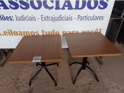 LOTE 071 - 02 MESAS COM TAMPO DE MADEIRA E PÉS DE FERRO MEDINDO 70CMX70CM. (NO ESTADO, NÃO SABEMOS SE FUNCIONA. LEILÃO NÃO TEM GARANTIA E NEM DEVOLUÇÃO).