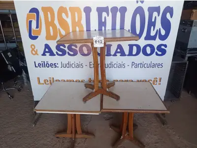 LOTE 012 - 03 MESAS DE MADEIRA MEDINDO 75XCM75CM. (NO ESTADO, NÃO SABEMOS SE FUNCIONA. LEILÃO NÃO TEM GARANTIA E NEM DEVOLUÇÃO).