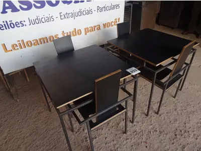 LOTE 033 - 02 MESAS DESIGN ARROJADO COM TAMPO DE MADEIRA E PÉS DE FERRO COM 04 CADEIRAS MEDINDO 80CMX80CM. (NO ESTADO, NÃO SABEMOS SE FUNCIONA. LEILÃO NÃO TEM GARANTIA E NEM DEVOLUÇÃO).