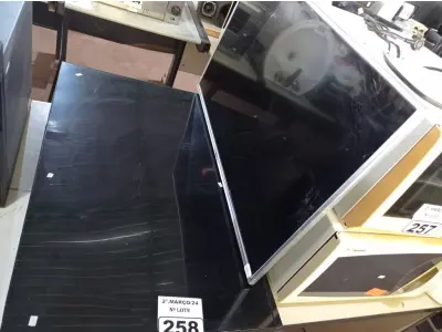 LOTE 258 - 02 TV’S MARCAS E MODELOS DIVERSOS PARA RETIRADA DE PEÇAS. (NO ESTADO) ATENÇÃO! FAZER A VISITAÇÃO ANTES DE ARREMATAR, NÃO SABEMOS SE FUNCIONA. LEILÃO NÃO TEM GARANTIA E NEM DEVOLUÇÃO, SUJEITO A POSSÍVEIS AVARIAS VISÍVEIS/OCULTAS E/OU AUSÊNCIA DE COMPONENTES.