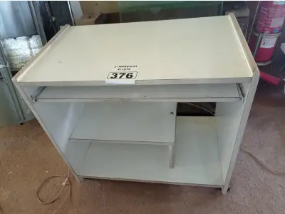 LOTE 376 - 01 MESINHA PARA COMPUTADOR. (NO ESTADO) ATENÇÃO! FAZER A VISITAÇÃO ANTES DE ARREMATAR, NÃO SABEMOS SE FUNCIONA. LEILÃO NÃO TEM GARANTIA E NEM DEVOLUÇÃO, SUJEITO A POSSÍVEIS AVARIAS VISÍVEIS/OCULTAS E/OU AUSÊNCIA DE COMPONENTES.