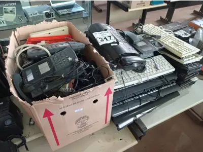 LOTE 317 - 01 LOTE COM VÁRIOS CABOS, APARELHOS DE TELEFONE, 01 APARELHO DE FAX E VÁRIOS TECLADOS PARA PC MARCAS E MODELOS DIVERSOS. (NO ESTADO) ATENÇÃO! FAZER A VISITAÇÃO ANTES DE ARREMATAR, NÃO SABEMOS SE FUNCIONA. LEILÃO NÃO TEM GARANTIA E NEM DEVOLUÇÃO, SUJEITO A POSSÍVEIS AVARIAS VISÍVEIS/OCULTAS E/OU AUSÊNCIA DE COMPONENTES.