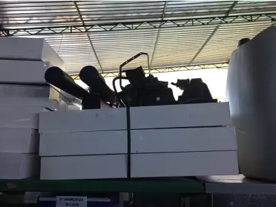 LOTE 409 - 01 LOTE COM VÁRIAS LUMINÁRIAS MARCAS E MODELOS DIVERSOS. (NO ESTADO) ATENÇÃO! FAZER A VISITAÇÃO ANTES DE ARREMATAR, NÃO SABEMOS SE FUNCIONA. LEILÃO NÃO TEM GARANTIA E NEM DEVOLUÇÃO, SUJEITO A POSSÍVEIS AVARIAS VISÍVEIS/OCULTAS E/OU AUSÊNCIA DE COMPONENTES.
