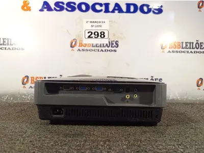 LOTE 298 - 01 PROJETOR MULTIMIDIA MARCA BENQ. (NO ESTADO) ATENÇÃO! FAZER A VISITAÇÃO ANTES DE ARREMATAR, NÃO SABEMOS SE FUNCIONA. LEILÃO NÃO TEM GARANTIA E NEM DEVOLUÇÃO, SUJEITO A POSSÍVEIS AVARIAS VISÍVEIS/OCULTAS E/OU AUSÊNCIA DE COMPONENTES.