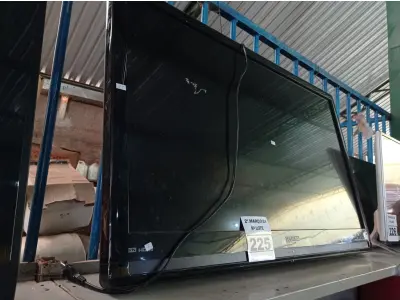 LOTE 225 - 01 TV TOSHIBA 42” POL PARA RETIRADA DE PEÇAS. (NO ESTADO) ATENÇÃO! FAZER A VISITAÇÃO ANTES DE ARREMATAR, NÃO SABEMOS SE FUNCIONA. LEILÃO NÃO TEM GARANTIA E NEM DEVOLUÇÃO, SUJEITO A POSSÍVEIS AVARIAS VISÍVEIS/OCULTAS E/OU AUSÊNCIA DE COMPONENTES.