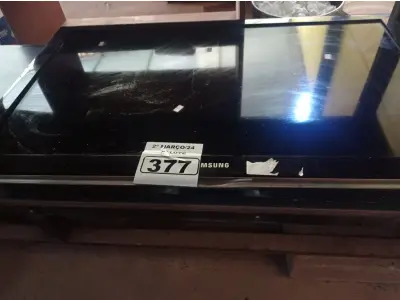 LOTE 377 - 01 TV SAMSUNG 40” POL PARA RETIRADA DE PEÇAS. (NO ESTADO) ATENÇÃO! FAZER A VISITAÇÃO ANTES DE ARREMATAR, NÃO SABEMOS SE FUNCIONA. LEILÃO NÃO TEM GARANTIA E NEM DEVOLUÇÃO, SUJEITO A POSSÍVEIS AVARIAS VISÍVEIS/OCULTAS E/OU AUSÊNCIA DE COMPONENTES.