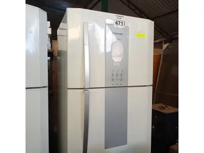 LOTE 471 - 01 GELADEIRA MARCA ELECTROLUX 220V. (NO ESTADO) ATENÇÃO! FAZER A VISITAÇÃO ANTES DE ARREMATAR, NÃO SABEMOS SE FUNCIONA. LEILÃO NÃO TEM GARANTIA E NEM DEVOLUÇÃO, SUJEITO A POSSÍVEIS AVARIAS VISÍVEIS/OCULTAS E/OU AUSÊNCIA DE COMPONENTES.