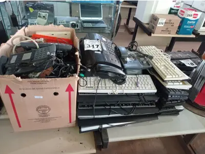 LOTE 317 - 01 LOTE COM VÁRIOS CABOS, APARELHOS DE TELEFONE, 01 APARELHO DE FAX E VÁRIOS TECLADOS PARA PC MARCAS E MODELOS DIVERSOS. (NO ESTADO) ATENÇÃO! FAZER A VISITAÇÃO ANTES DE ARREMATAR, NÃO SABEMOS SE FUNCIONA. LEILÃO NÃO TEM GARANTIA E NEM DEVOLUÇÃO, SUJEITO A POSSÍVEIS AVARIAS VISÍVEIS/OCULTAS E/OU AUSÊNCIA DE COMPONENTES.