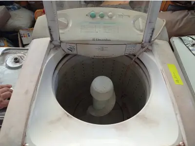 LOTE 486 - 01 MÁQUINA DE LAVAR ROUPAS MARCA ELECTROLUX 10KG 220V. (NO ESTADO) ATENÇÃO! FAZER A VISITAÇÃO ANTES DE ARREMATAR, NÃO SABEMOS SE FUNCIONA. LEILÃO NÃO TEM GARANTIA E NEM DEVOLUÇÃO, SUJEITO A POSSÍVEIS AVARIAS VISÍVEIS/OCULTAS E/OU AUSÊNCIA DE COMPONENTES.