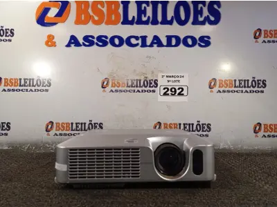 LOTE 292 - 01 PROJETOR MULTIMIDIA MARCA HITACHI. (NO ESTADO) ATENÇÃO! FAZER A VISITAÇÃO ANTES DE ARREMATAR, NÃO SABEMOS SE FUNCIONA. LEILÃO NÃO TEM GARANTIA E NEM DEVOLUÇÃO, SUJEITO A POSSÍVEIS AVARIAS VISÍVEIS/OCULTAS E/OU AUSÊNCIA DE COMPONENTES.