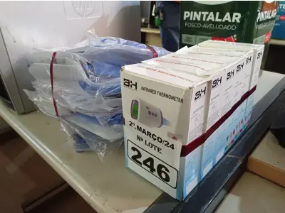LOTE 246 - 10 MÁSCARAS DE PROTEÇÃO E 05 TERMÔMETROS DIGITAIS. (NO ESTADO) ATENÇÃO! FAZER A VISITAÇÃO ANTES DE ARREMATAR, NÃO SABEMOS SE FUNCIONA. LEILÃO NÃO TEM GARANTIA E NEM DEVOLUÇÃO, SUJEITO A POSSÍVEIS AVARIAS VISÍVEIS/OCULTAS E/OU AUSÊNCIA DE COMPONENTES.