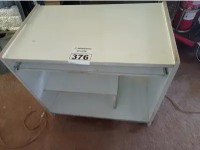 LOTE 376 - 01 MESINHA PARA COMPUTADOR. (NO ESTADO) ATENÇÃO! FAZER A VISITAÇÃO ANTES DE ARREMATAR, NÃO SABEMOS SE FUNCIONA. LEILÃO NÃO TEM GARANTIA E NEM DEVOLUÇÃO, SUJEITO A POSSÍVEIS AVARIAS VISÍVEIS/OCULTAS E/OU AUSÊNCIA DE COMPONENTES.