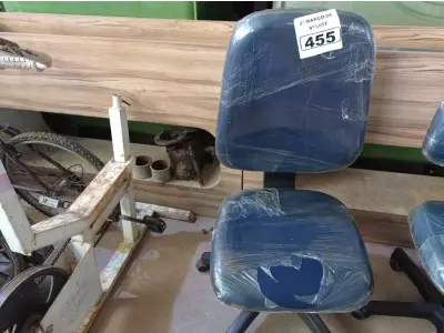 LOTE 455 - 01 CADEIRA DE ESCRITÓRIO COM BASE GIRATÓRIA. (NO ESTADO) ATENÇÃO! FAZER A VISITAÇÃO ANTES DE ARREMATAR, NÃO SABEMOS SE FUNCIONA. LEILÃO NÃO TEM GARANTIA E NEM DEVOLUÇÃO, SUJEITO A POSSÍVEIS AVARIAS VISÍVEIS/OCULTAS E/OU AUSÊNCIA DE COMPONENTES.