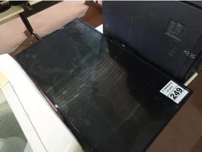 LOTE 249 - 01 TV AOC 43” POL PARA RETIRADA DE PEÇAS. (NO ESTADO) ATENÇÃO! FAZER A VISITAÇÃO ANTES DE ARREMATAR, NÃO SABEMOS SE FUNCIONA. LEILÃO NÃO TEM GARANTIA E NEM DEVOLUÇÃO, SUJEITO A POSSÍVEIS AVARIAS VISÍVEIS/OCULTAS E/OU AUSÊNCIA DE COMPONENTES.