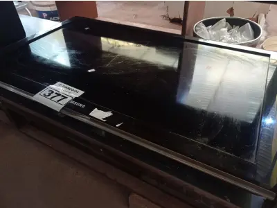 LOTE 377 - 01 TV SAMSUNG 40” POL PARA RETIRADA DE PEÇAS. (NO ESTADO) ATENÇÃO! FAZER A VISITAÇÃO ANTES DE ARREMATAR, NÃO SABEMOS SE FUNCIONA. LEILÃO NÃO TEM GARANTIA E NEM DEVOLUÇÃO, SUJEITO A POSSÍVEIS AVARIAS VISÍVEIS/OCULTAS E/OU AUSÊNCIA DE COMPONENTES.