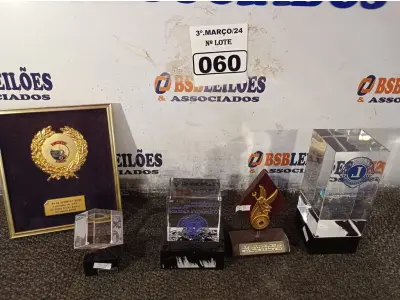 LOTE 060 - 01 LOTE COM PLACAS COMEMORATIVAS DIVERSAS. (NO ESTADO) ATENÇÃO! FAZER A VISITAÇÃO ANTES DE ARREMATAR, NÃO SABEMOS SE FUNCIONA. LEILÃO NÃO TEM GARANTIA E NEM DEVOLUÇÃO, SUJEITO A POSSÍVEIS AVARIAS VISÍVEIS/OCULTAS E/OU AUSÊNCIA DE COMPONENTES.