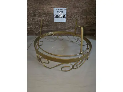 LOTE 385 - 01 DOSSEL DE TETO NA COR DOURADA COM DETALHES EM ARABESCO (NOVO) (NO ESTADO)