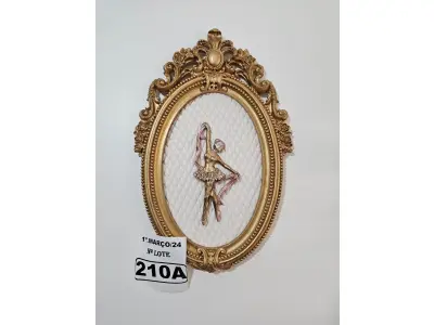 LOTE 210 - 01 QUADRO BAILARINA EM RESINA PINTADA NO DOURADO (NOVO) (NO ESTADO)
