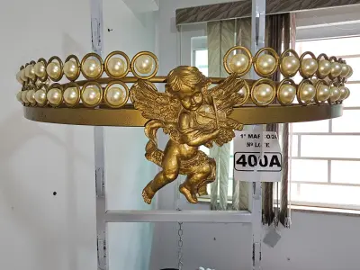LOTE 400 - 01 DOSSEL DE PAREDE DOURADO ANJINHO COM PÉROLAS (NOVO) (NO ESTADO)