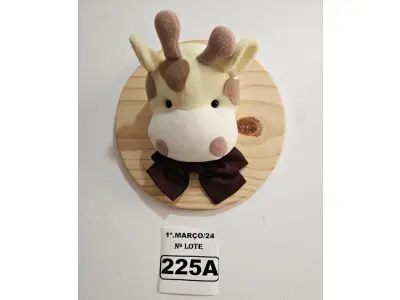 LOTE 225 - 01 QUADRO EM PINUS COM CABEÇA DE PELÚCIA GIRAFA, LAÇO MARROM NO TEMA SAFARI. (NOVO) (NO ESTADO)
