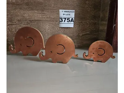 LOTE 375 - 01 TRIO ELEFANTINHOS EM MADEIRA NA COR COBRE (NOVO) (NO ESTADO)