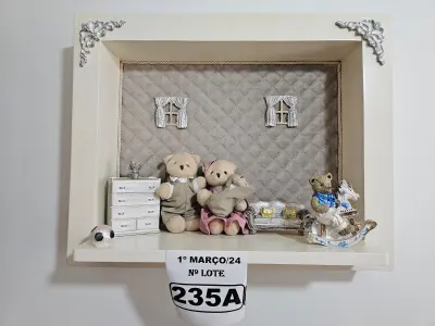 LOTE 235 - 01 QUADRO MATERNIDADE URSINHO FAMÍLIA EM PELÚCIA COM UMA URSINHA, URSINHO E BEBÊ URSOCOM FUNDO EM TECIDO METALACÊ MARROM CLARO. (NOVO) (NO ESTADO)