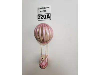 LOTE 220 - 01 URSINHO BALOEIRO, PINTURA NO ROSA E DOURADO E TODA ENVERNIZADA. JÁ VEM COM O FIXADOR PARA A SUA PAREDE. (NOVO) (NO ESTADO)