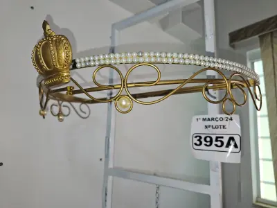 LOTE 395 - 01 DOSSEL DE PAREDE PRATA EM FORMATO DE COROA COM STRASS (NOVO) (NO ESTADO)