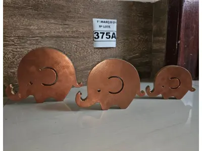 LOTE 375 - 01 TRIO ELEFANTINHOS EM MADEIRA NA COR COBRE (NOVO) (NO ESTADO)