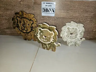 LOTE 380 - 01 TRIO LEÕES EM MADEIRA (NOVO) (NO ESTADO)