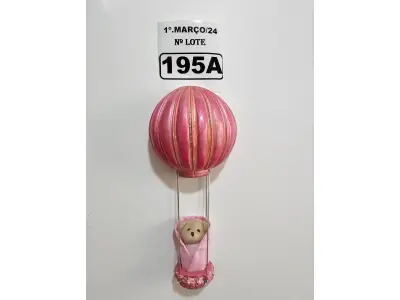 LOTE 195 - 01 URSINHO BALOEIRO, PINTURA NO ROSA E TODA ENVERNIZADA. JÁ VEM COM O FIXADOR PARA A SUA PAREDE. (NOVO) (NO ESTADO)