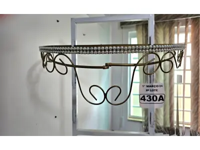 LOTE 430 - 01 DOSSEL DE PAREDE ARABESCO DOURADO COM PÉROLAS (NOVO) (NO ESTADO)