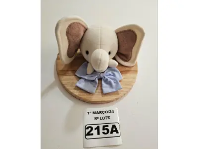 LOTE 215 - 01 QUADRO EM PINUS COM CABEÇA DE PELÚCIA ELEFANTE, LAÇO AZUL NO TEMA SAFARI. (NOVO) (NO ESTADO)