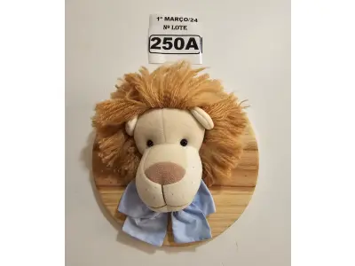 LOTE 250 - 01 QUADRO EM PINUS COM CABEÇA DE PELÚCIA LEÃO, LAÇO AZUL NO TEMA SAFARI. (NOVO) (NO ESTADO)